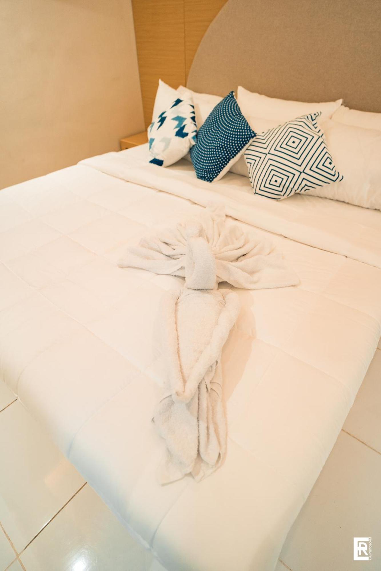 Bernese Resort Hotel Powered By Cocotel Ligao Quarto foto